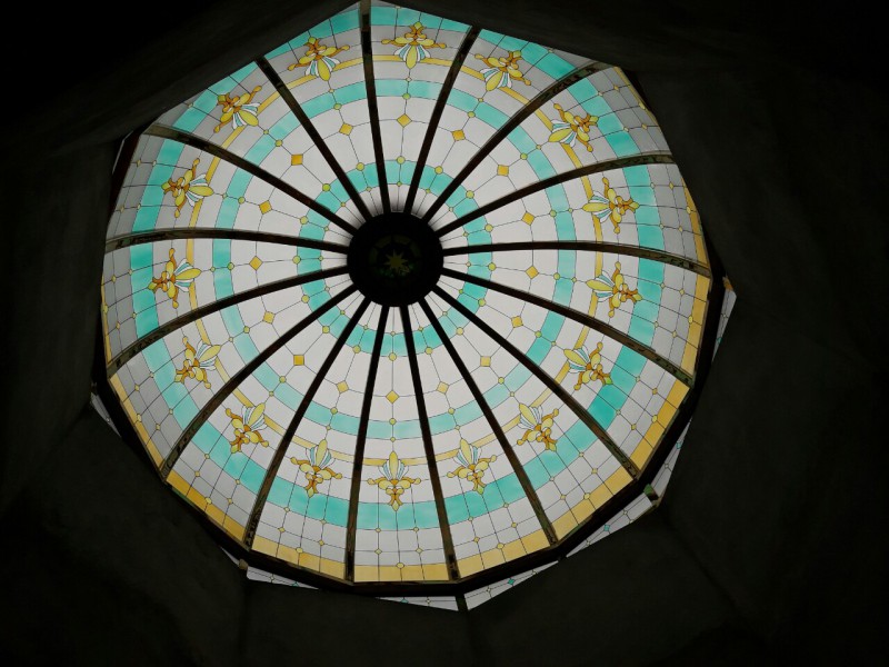 Trần kính vòm cong khung Inox mạ vàng kính hoa văn